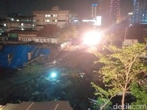 Cek Ada Korban Atau Tidak, Tanah Ambles di Jalan Gubeng Disisir Cek Ada Korban Atau Tidak, Tanah Ambles di Jalan Gubeng Disisir