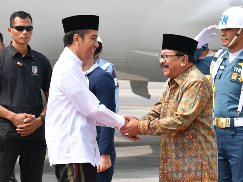 Saat Pakde Karwo Setia Dampingi Jokowi Kunjungan di Jombang