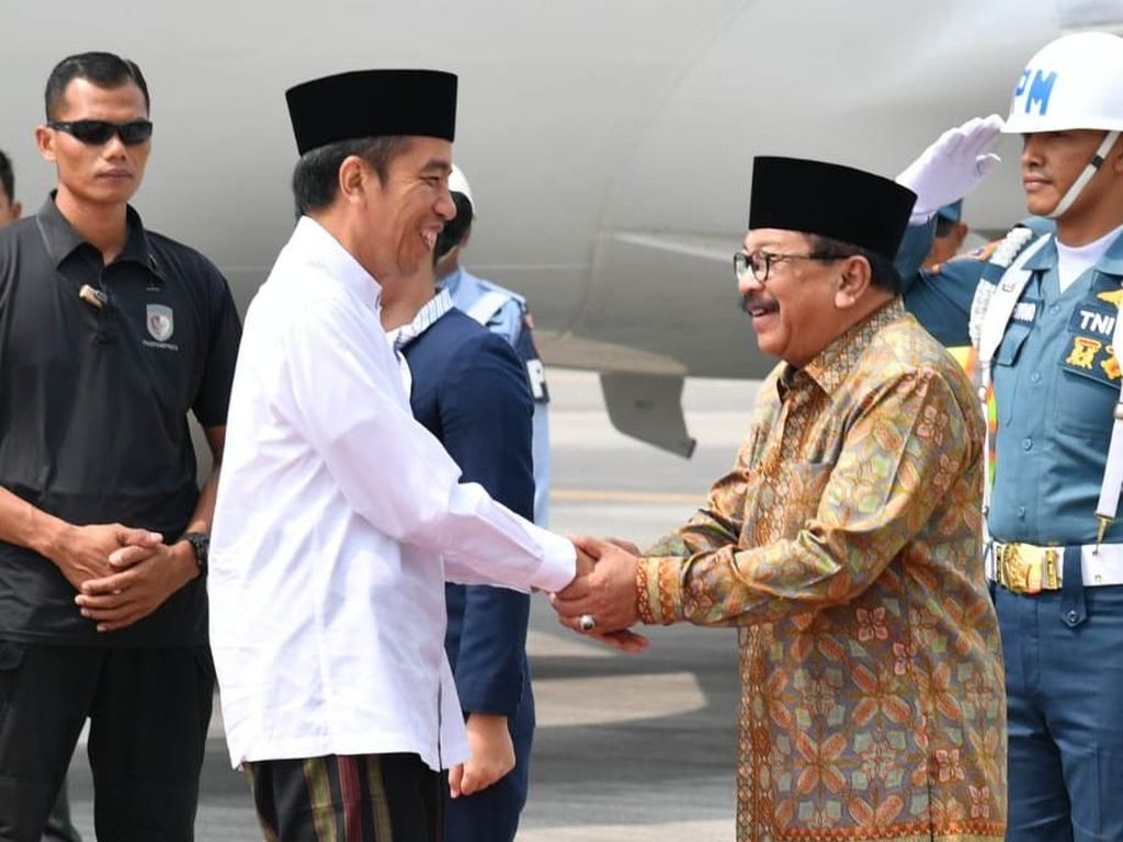 Saat Pakde Karwo Setia Dampingi Jokowi Kunjungan di Jombang Saat Pakde Karwo Setia Dampingi Jokowi Kunjungan di Jombang