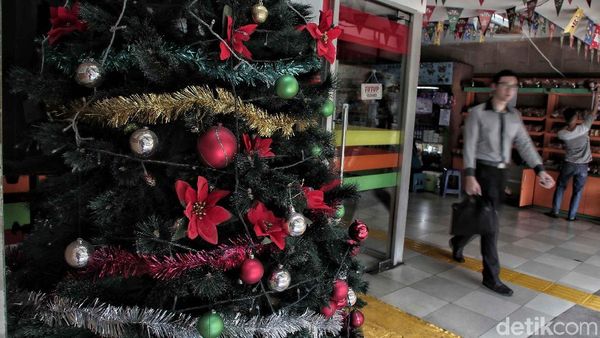 Tempat Penyeberangan Orang di Kota Tua Istimewa Sambut Natal