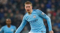 Sekalipun lebih kerap absen akibat cedera di musim ini, Kevin de Bruyne berperan krusial dalam sukses City memenangi Premier League 2017/18. City kini menunggu kondisi kebugaran De Bruyne untuk menghadapi Liverpool nanti malam (2/1/2019). Foto: Jason Cairnduff/Action Images via Reuters