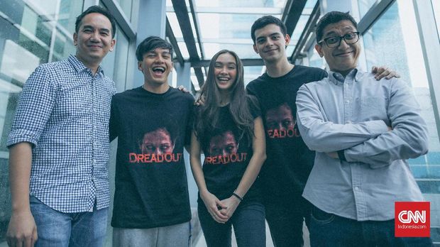 Kimo Stamboel (kanan) bersama para pemain dan produser 'DreadOut'.