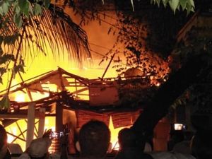 Kebakaran di Cipinang Muara Padam, 6 Rumah Hangus Kebakaran di Cipinang Muara Padam, 6 Rumah Hangus