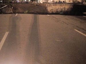 Crane di Dekat RS Siloam Surabaya Ambruk, Akses Jalan Tertutup Crane di Dekat RS Siloam Surabaya Ambruk, Akses Jalan Tertutup