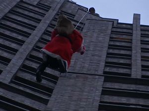 Bak Spiderman, Santa Turuni Gedung Pencakar Langit Berlin Bak Spiderman, Santa Turuni Gedung Pencakar Langit Berlin