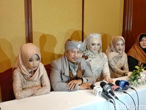 Kisah Cinta Opick-Bebi, Dari Fans Naik ke Pelaminan Kisah Cinta Opick-Bebi, Dari Fans Naik ke Pelaminan