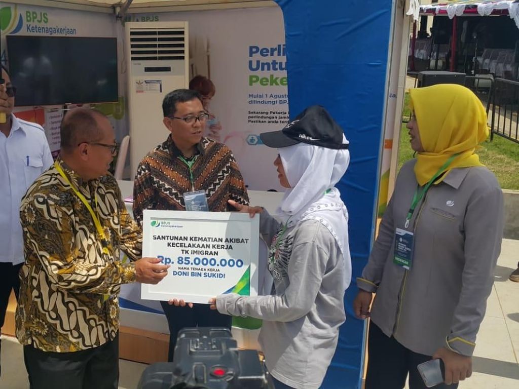 Dirut BPJS TK Sapa Pekerja Migran di Sukabumi Dirut BPJS TK Sapa Pekerja Migran di Sukabumi