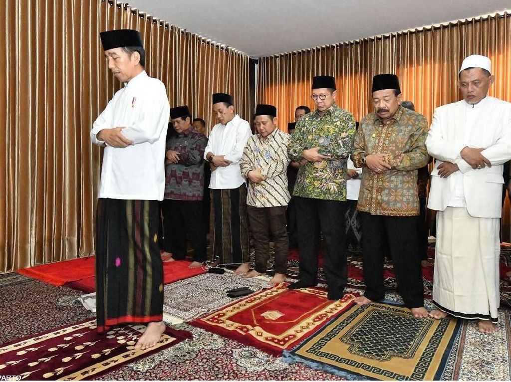 Kunjungi Ponpes Darul Ulum Jombang, Jokowi Imami Salat Zuhur Kunjungi Ponpes Darul Ulum Jombang, Jokowi Imami Salat Zuhur