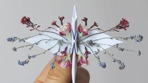 Kreatif! Seniman Sulap Kertas Jadi Burung Bangau Cantik