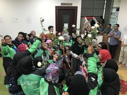 So Sweet... Ibu-ibu Driver Go-Jek Dihadiahi Mawar Putih