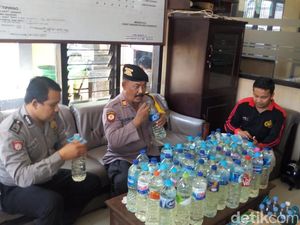 Puluhan Botol Arak Jowo Diamankan Jelang Natal dan Tahun Baru Puluhan Botol Arak Jowo Diamankan Jelang Natal dan Tahun Baru