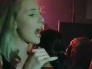 Keren! Wanita Ini Gunakan Bahasa Isyarat untuk Ayahnya di Konser Musik