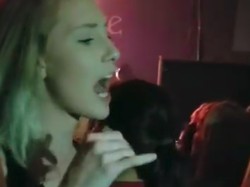 Keren! Wanita Ini Gunakan Bahasa Isyarat untuk Ayahnya di Konser Musik