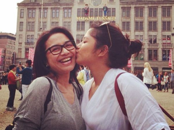 Akrab dan Hangat, Potret Ruth Sahanaya dan Putrinya