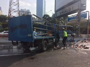 Truk Galon Terguling, Tol Cawang Arah Semanggi Padat Merayap
