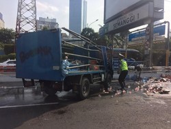 Truk Galon Terguling, Tol Cawang Arah Semanggi Padat Merayap