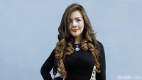 Kumalasari Pamer Lekuk Tubuh dengan Dress Mini, Yay or Nay?