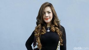 Kumalasari Pamer Lekuk Tubuh dengan Dress Mini, Yay or Nay?
