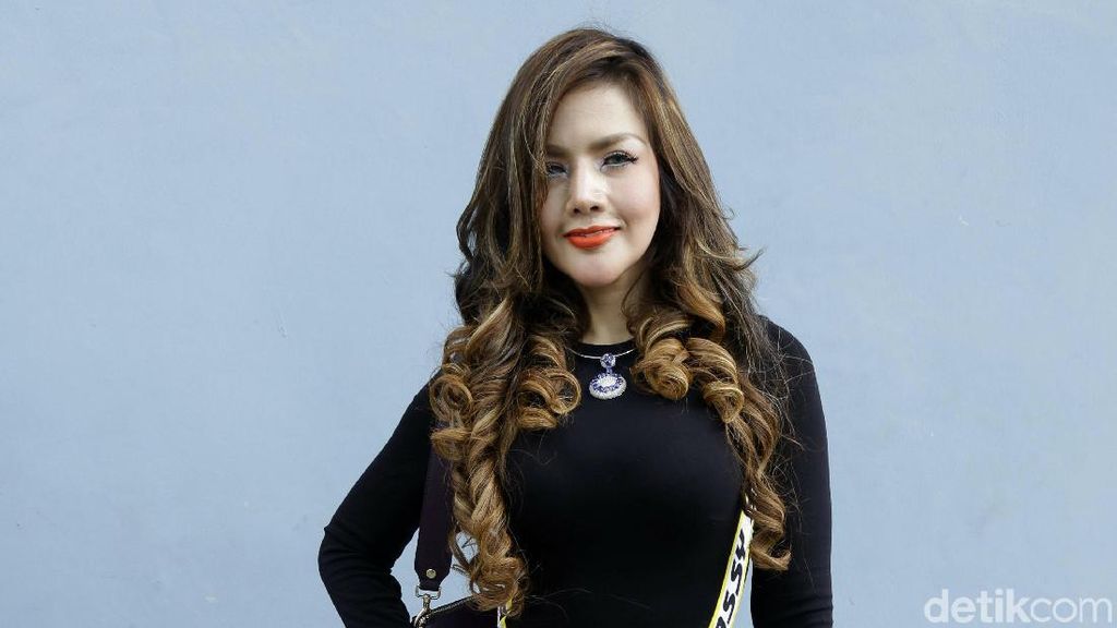 Kumalasari Pamer Lekuk Tubuh dengan Dress Mini, Yay or Nay? Kumalasari Pamer Lekuk Tubuh dengan Dress Mini, Yay or Nay?