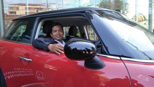 Dedi Heriyadi, seorang pengemudi ojek online (ojol) resmi menjadi pemilik MINI Cooper.