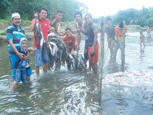 Tradisi Tangkap Ikan yang Heboh dan Unik di Lahat