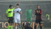 Milan harus bermain dengan 10 pemain pada menit ke-76. Tiemoue Bakayoko yang diusir dari lapangan karena mendapatkan kartu kuning kedua. (Mario Carlini/Iguana Press/Getty Images).