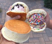 Lembut Manis Dingin, Japanese Fluffy Pancake Isi Es Krim Beragam Topping