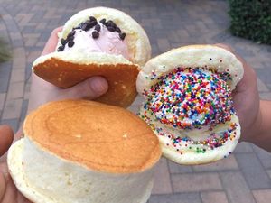 Lembut Manis Dingin, Japanese Fluffy Pancake Isi Es Krim Beragam Topping Lembut Manis Dingin, Japanese Fluffy Pancake Isi Es Krim Beragam Topping