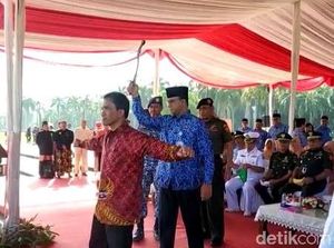 Ciat! Aksi Anies Hantamkan Besi ke Pendekar Merpati Putih