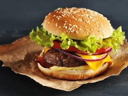 Ini 7 Kesalahan yang Sering Kamu Lakukan Saat Makan Burger