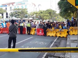 Amblesnya Jalan Raya Gubeng di Surabaya Jadi Tontonan Warga