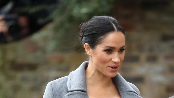 Foto: Gaya Meghan Markle Bergaun Ketat ke Panti Jompo