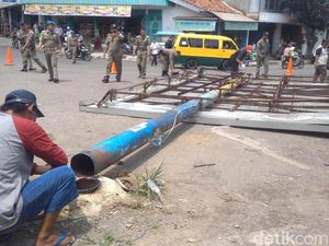Satpol PP Cirebon Robohkan Papan Reklame Ilegal