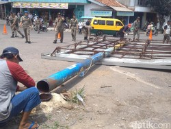 Satpol PP Cirebon Robohkan Papan Reklame Ilegal