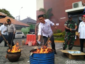 Pemkot Semarang Bakar Habis 28 Ribu e-KTP Tak Valid Pemkot Semarang Bakar Habis 28 Ribu e-KTP Tak Valid