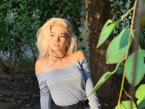 Wanita Cantik Ini Bergaji Rp 800 Juta, Kerjanya Jadi Tukang Peluk