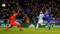Di menit ke-73, Wilfred Ndidi menemukan Albrighton dengan umpan lambungnya. Bola diselesaikan Albrighton dan menyamakan skor. REUTERS/Darren Staples.