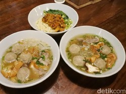 Bakso Soun TTD 47: Kenyal Gurih Bakso dengan Tetelan Daging dan Tahu Kotak