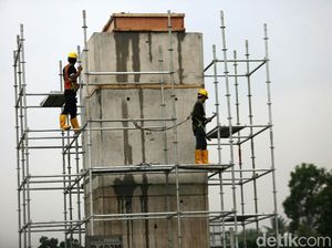 Video Pria Tertimpa Besi Proyek Jalan Layang di Jakut