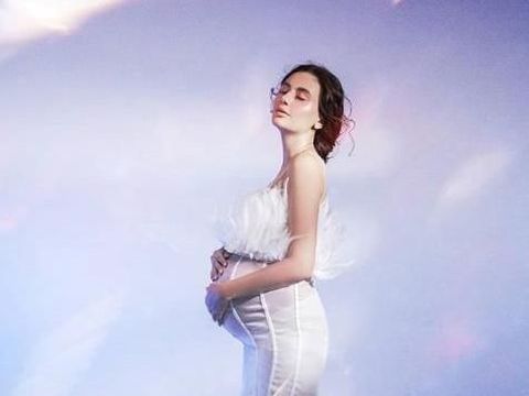 10 Maternity Photoshoot Selebritas yang Menarik Perhatian di 2018
