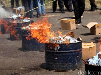 Penampakan 1,3 Juta e-KTP Rusak yang Dibakar Kemendagri