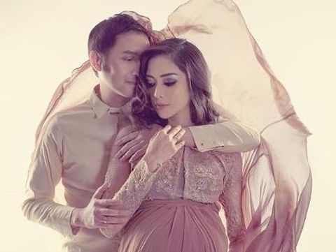 10 Maternity Photoshoot Selebritas yang Menarik Perhatian di 2018