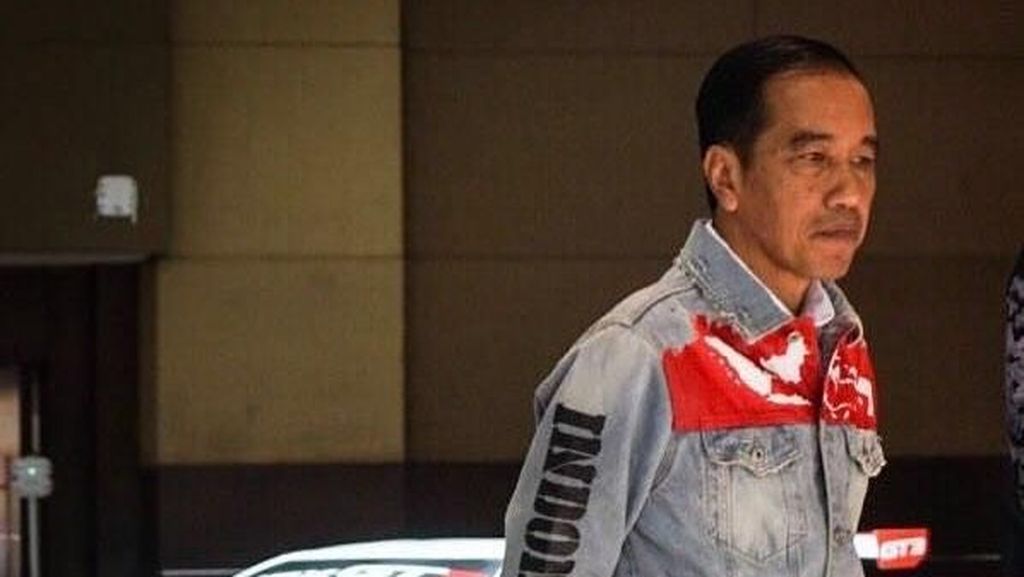 7 Momen Fashion Jokowi yang Jadi Viral Sepanjang 2018
