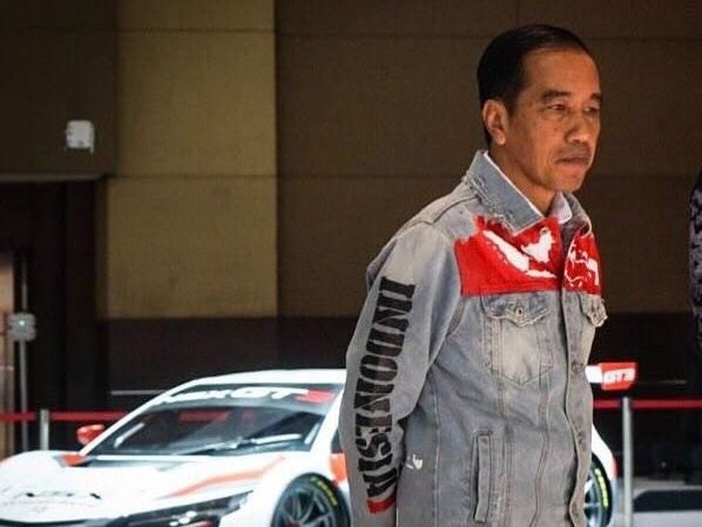 7 Momen Fashion Jokowi yang Jadi Viral Sepanjang 2018
