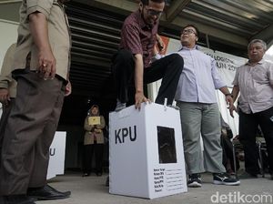 Tepis Keraguan, Anggota KPU Banyumas Naiki Kotak Suara Kardus Tepis Keraguan, Anggota KPU Banyumas Naiki Kotak Suara Kardus