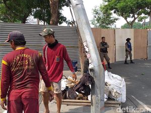 9 Tiang dan 2 Trafo PLN Ikut Roboh Saat Jalan Gubeng Ambles