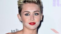 10 Selebriti yang Wajahnya Jadi Cemong karena Kesalahan Makeup