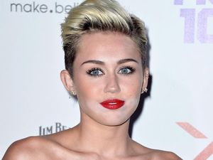 10 Selebriti yang Wajahnya Jadi Cemong karena Kesalahan Makeup