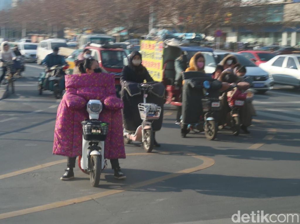 Musim Dingin di China, Naik Sepeda Listrik Pakai Selimut