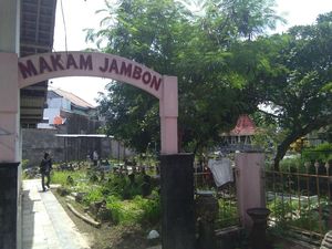 Doa Warga di Makam Nisan Salib yang Dipotong